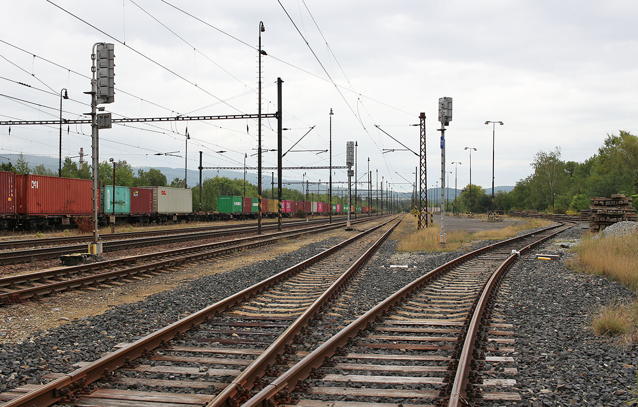 Pohled od jihozápadu zpoza výhybky č. 26.