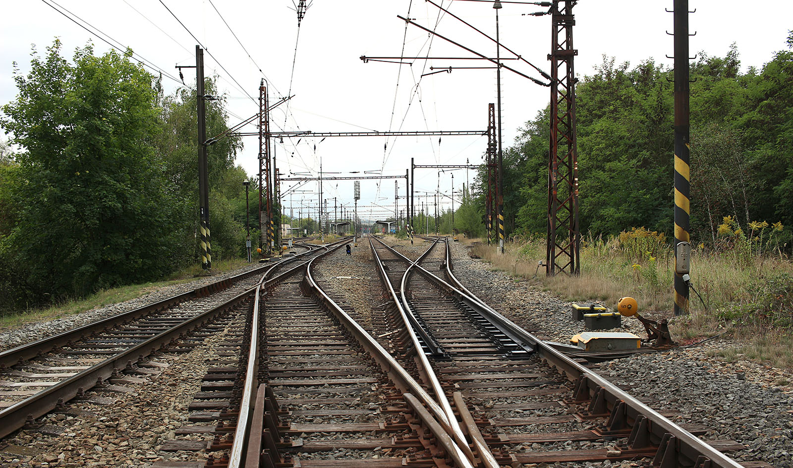 Pohled ze severovýchodu, zpoza výhybky č. 4.