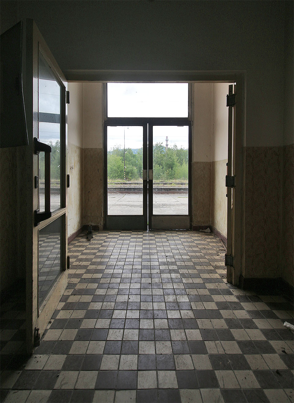 Na vyžádání lze pod dohledem výpravčího nahlédnout do budovy. Na člověka tu dýchne syrová atmosféra zmaru ve stanici, kterou před brzkým zbouráním nechce nikdo ani opravovat ani udržovat.