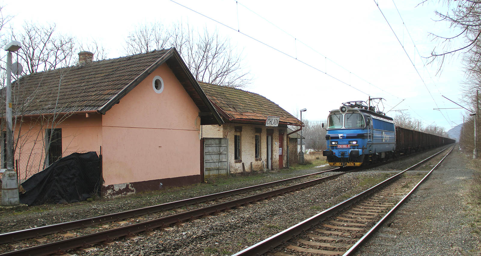 Laminátka 230 092-9 dopravce ČD Cargo projíždí okolo zrušené zastávky Chľaba na trati Štúrovo–Szob.