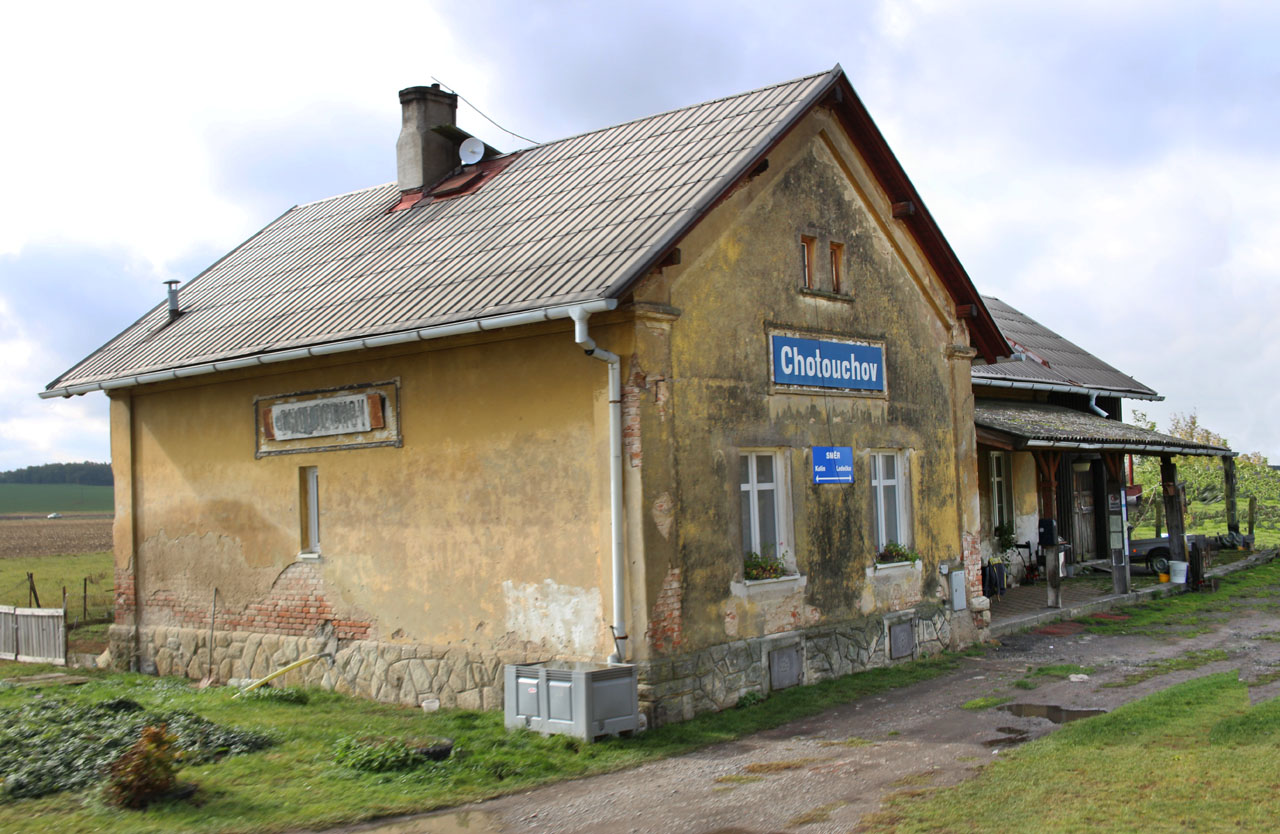 Budova na nádraží v Chotouchově svědčí o tom, že na místě dnešní zastávky se původně nacházela menší stanice/nákladiště.