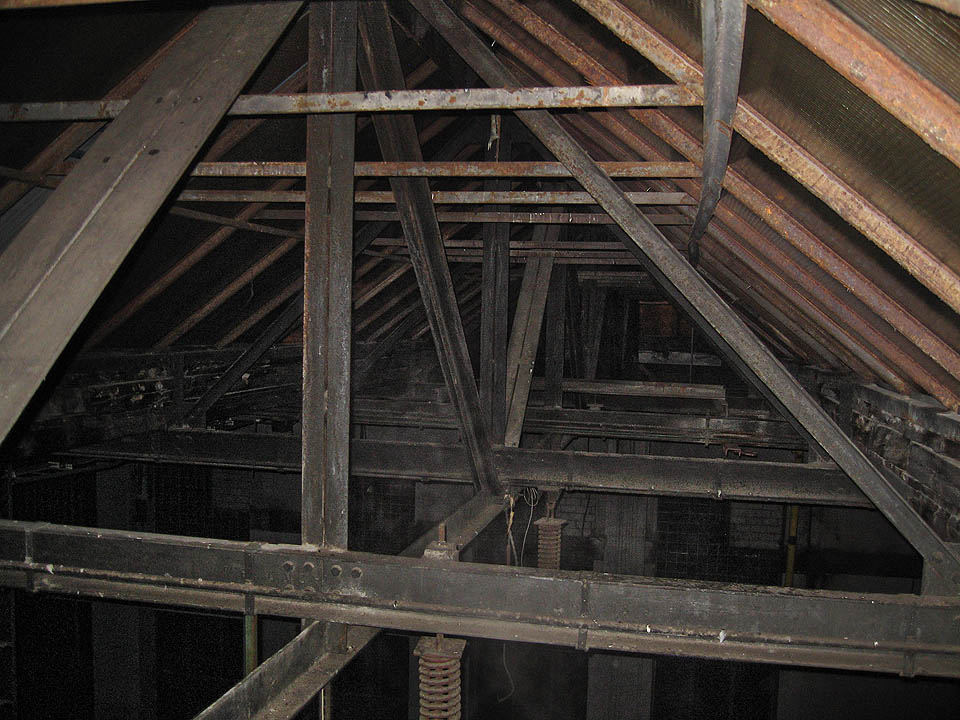 Ocelová konstrukce střechy sloužila současně pro zavěšení strojů ve výrobních halách.