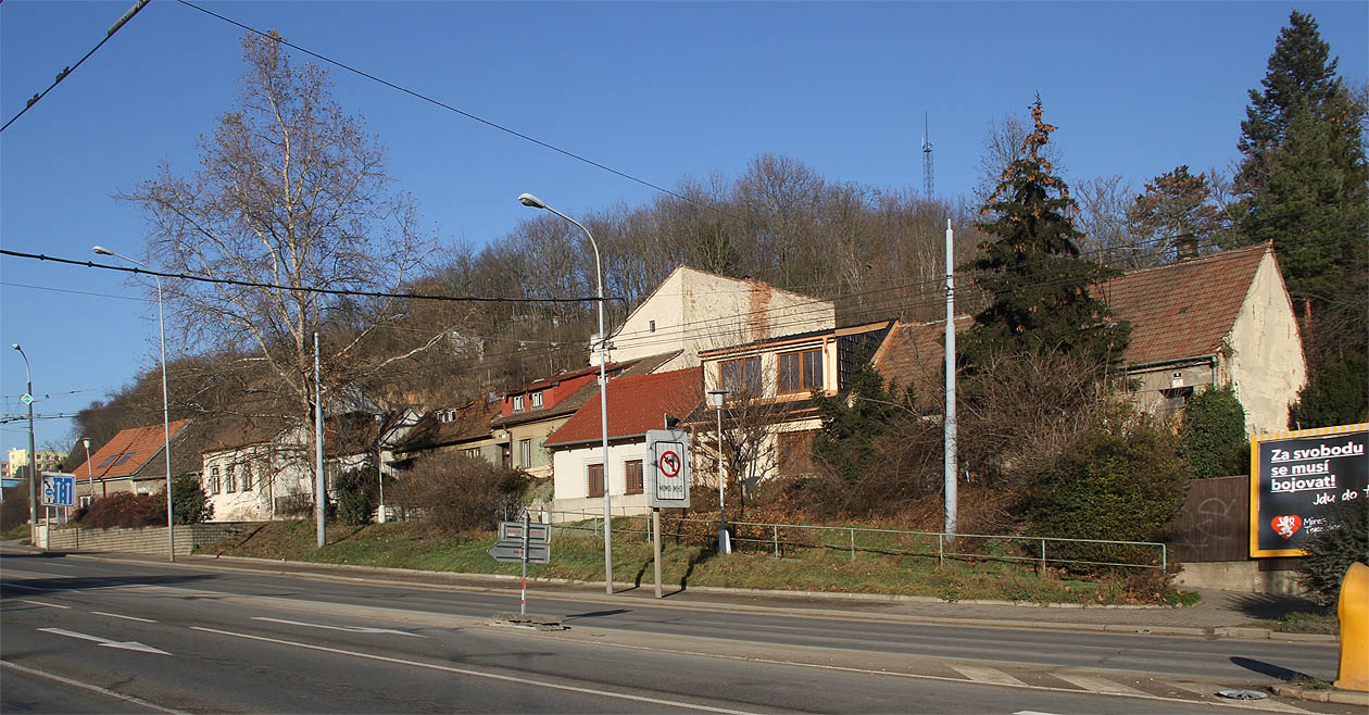 Posledních 10 domků kolonie Pod kopcem v dolní části Provazníkovy ulice.