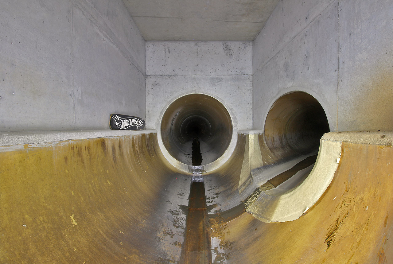 V relativně nové a čisté dešťové kanalizaci v hloubi pod Černovicemi vypadá všechno skoro dokonale (včetně skatu Hot Wheels). Na snímku je odbočka stoky F35d pod ulici Švédské valy. V relativně nové a čisté dešťové kanalizaci v hloubi pod Černovicemi vypadá všechno skoro dokonale (včetně skatu Hot Wheels). Na snímku je odbočka stoky F35d pod ulici Švédské valy.