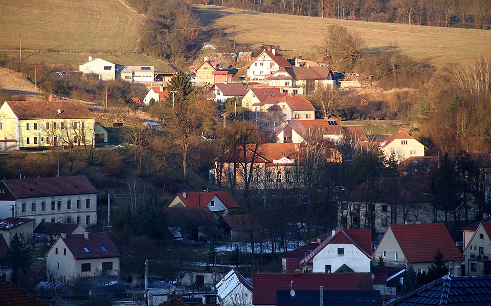 Obec Dolní Loučky z pohledu od železniční zastávky Dolní Loučky.