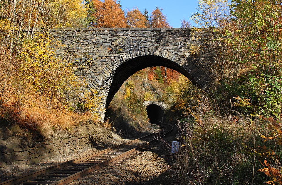 Asi 75 m jižně od portálu Domašovského tunelu se nad tratí klene elegantní kamenný most.