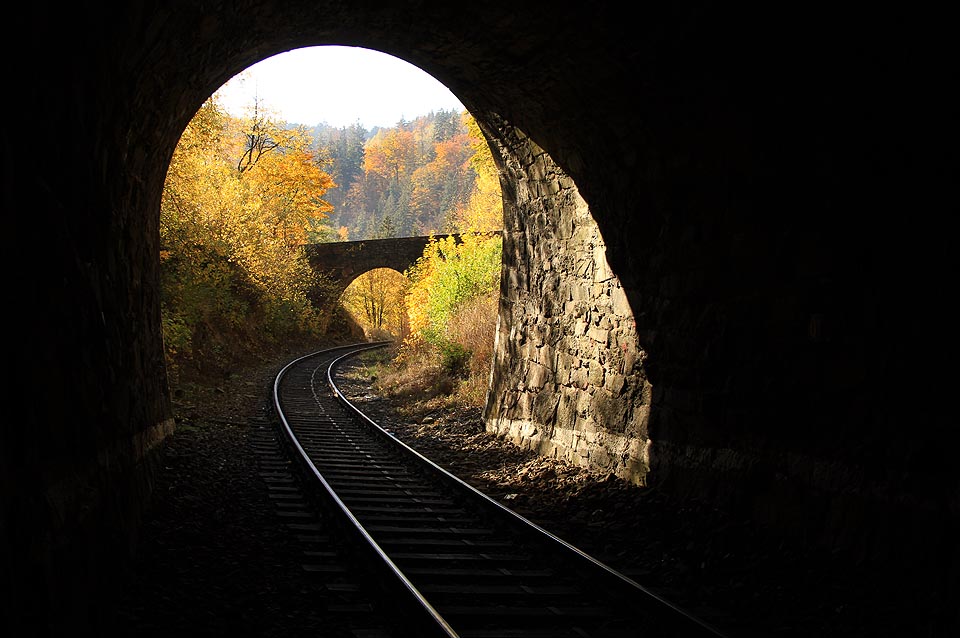Pohled z Domašovského tunelu na kamenný most jižně od něj.