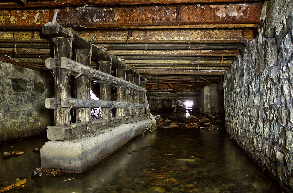 Tunelem Křtinského potoka lze za vyššího stavu vody projet pod městem podzemím.