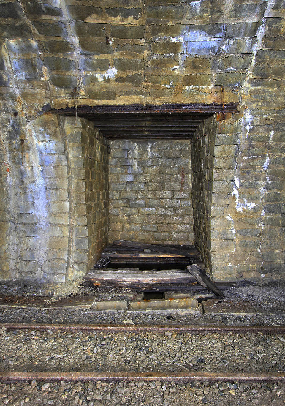 Výklenek ve stěně připomíná klasický záchranný výklenek z železničních tunelů. Zde jde ale o přístup k vodní jímce.