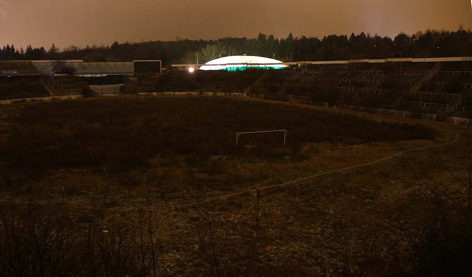 V roce 2015 stadion poklidně chátrá. Mezitím za ním přistálo UFO.