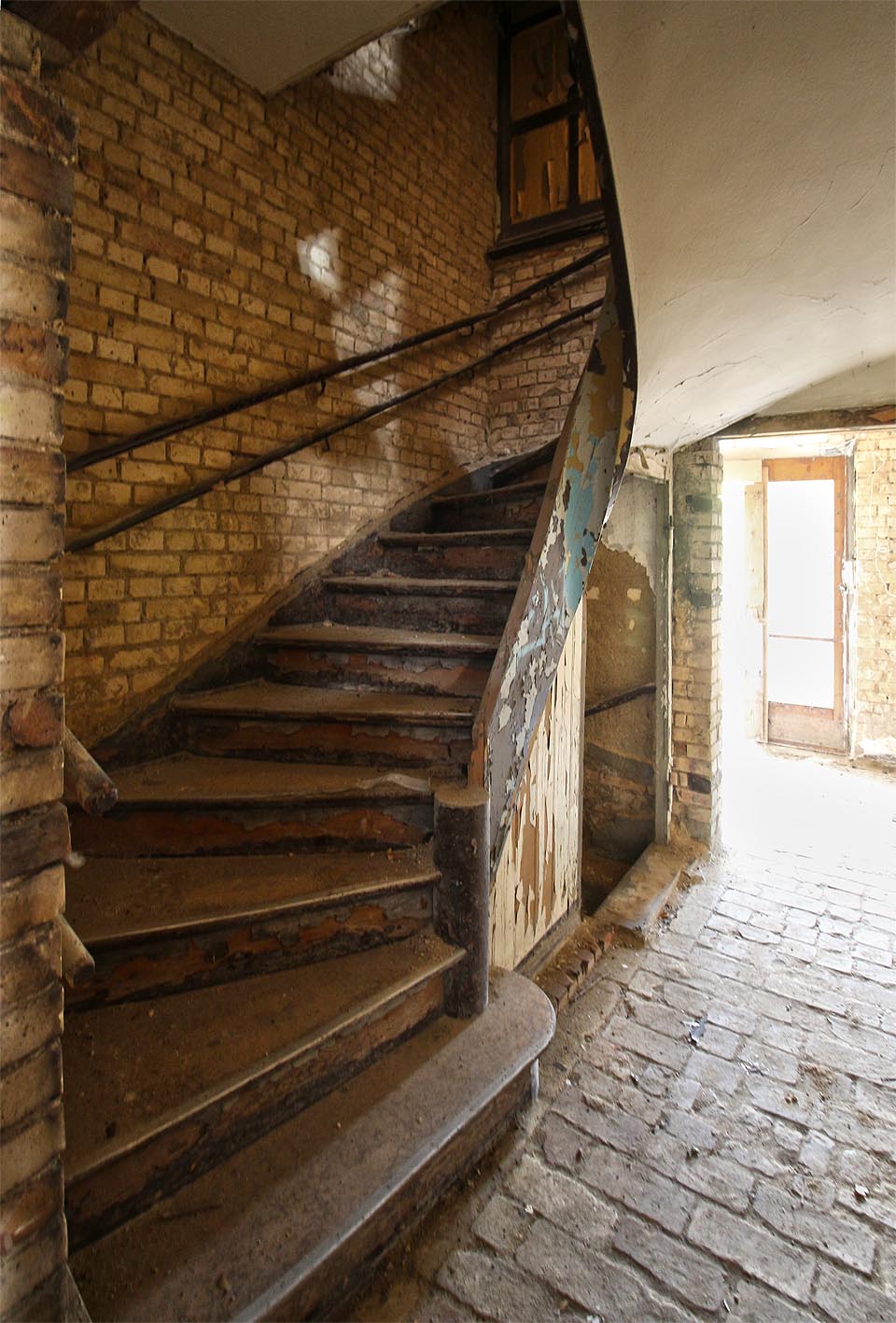 Nejelegantnější částí vnitří výbavy domu je dřevěné schodiště, bytelně sloužící i po 120 letech.