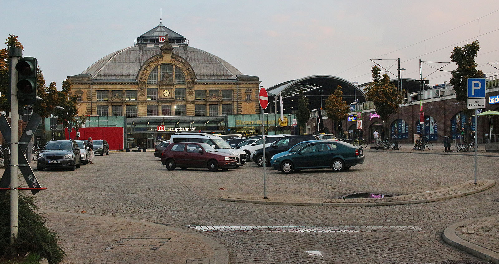 Přednádražní prostor na hlavním nádraží v Halle by se měl (stejně jako třeba v Plzni jmenovat spíš mezinádražní - z obou stran jej totiž obklopují na viaduktech koleje.