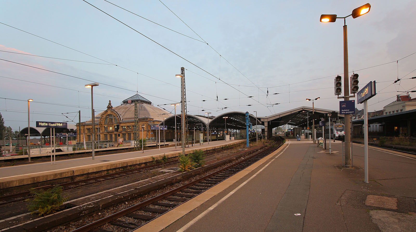 Hlavní čtyři (krytá) nástupiště hlavního nádraží v Halle.