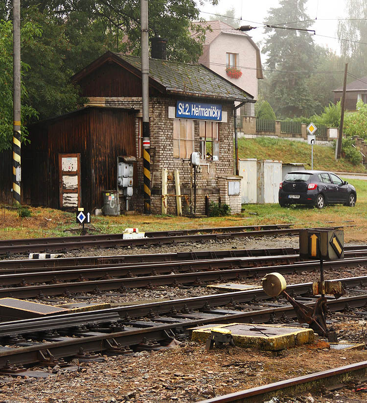 Stavědlo č. 2 v Heřmaničkách se nachází na severní straně stanice nedaleko přejezdu se silnicí II/121.