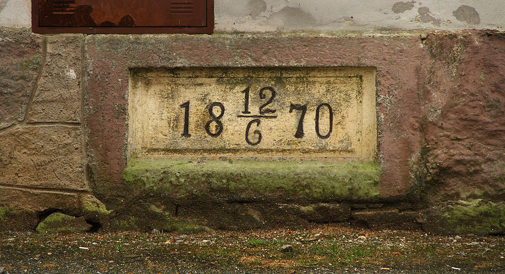 Základní kámen staniční budovy v Heřmaničkách nese letopočet 12. 6. 1870.