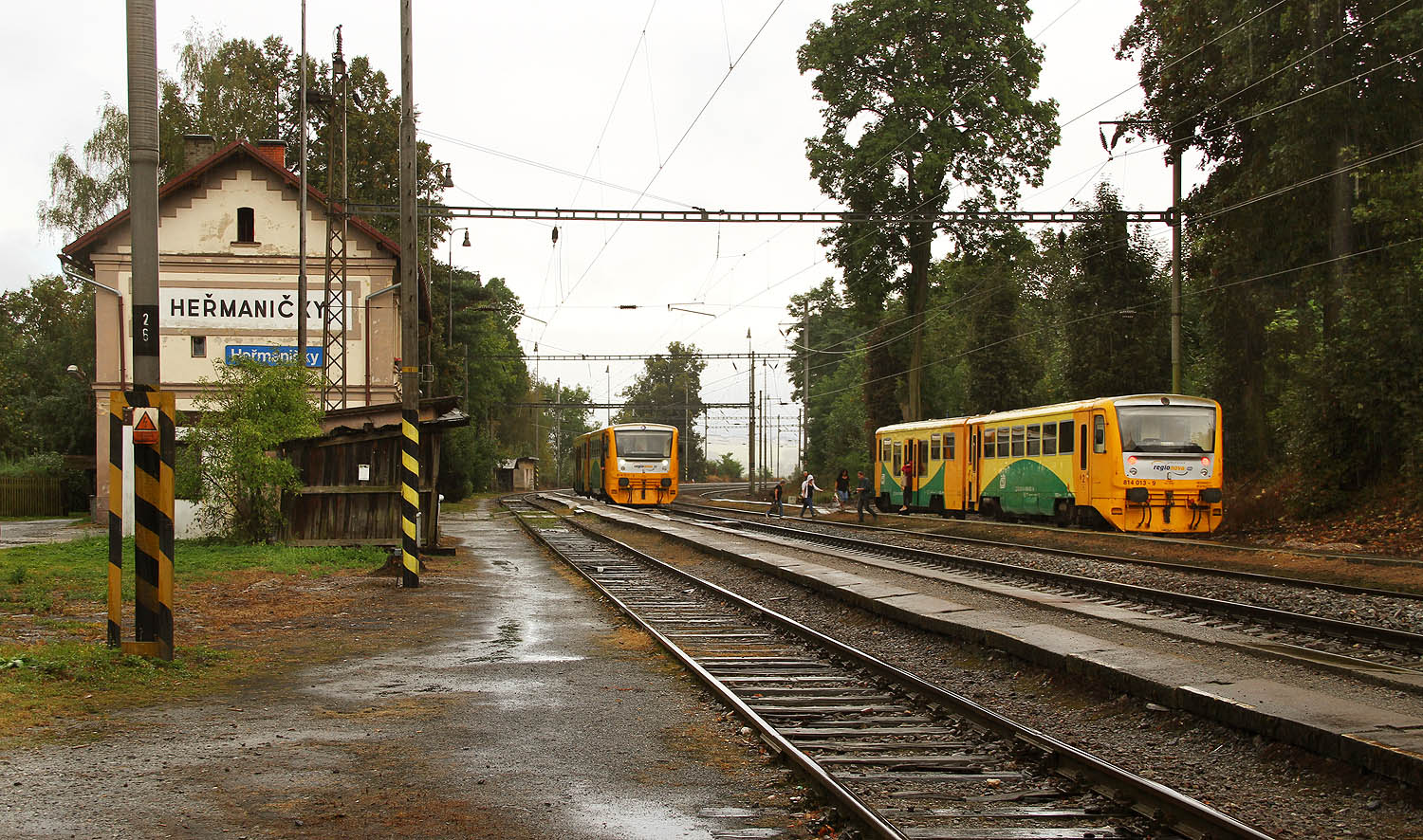 Míjení vlaků Os8272 a Os8275 ve stanici Heřmaničky se zpožděním 6 minut dne 17. září 2016.