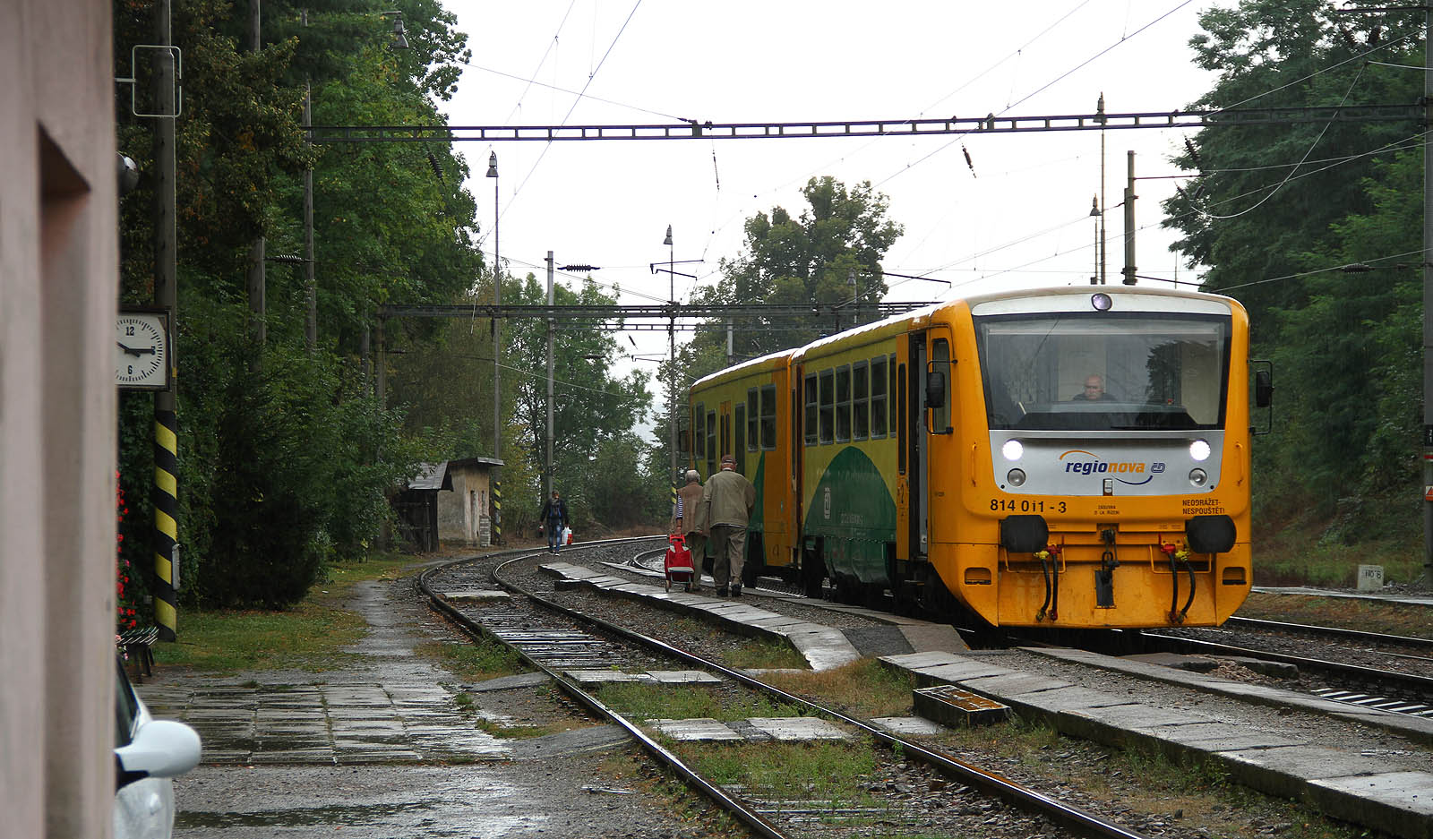 Vlak Os8272 do Benešova u Prahy vedený motorovou jednotkou 814 011-3 je připraven k odjezdu.