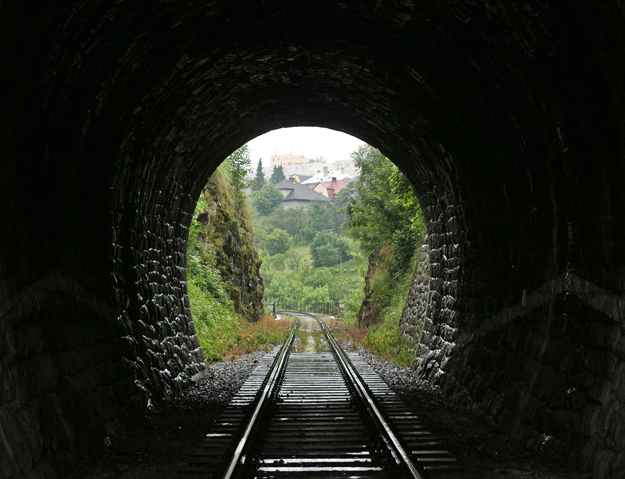 Pohled z nitra tunelu zpátky na ulice Lovčen a 5. května.
