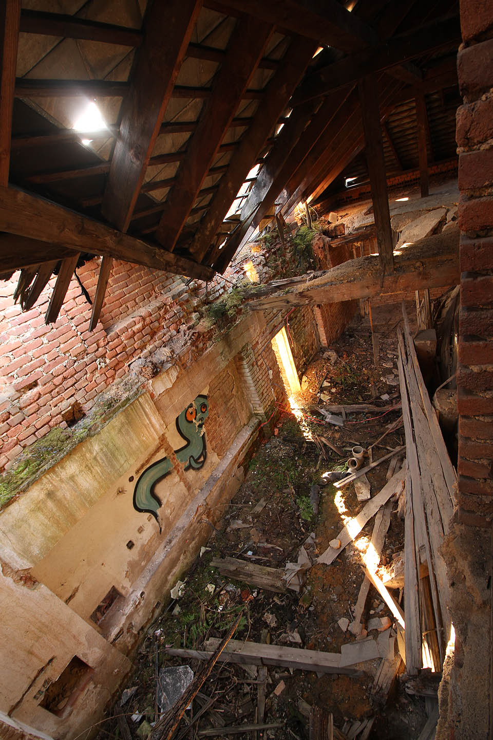 Pohled do úrovně 1. patra z bývalého podkroví, které už neexistuje.