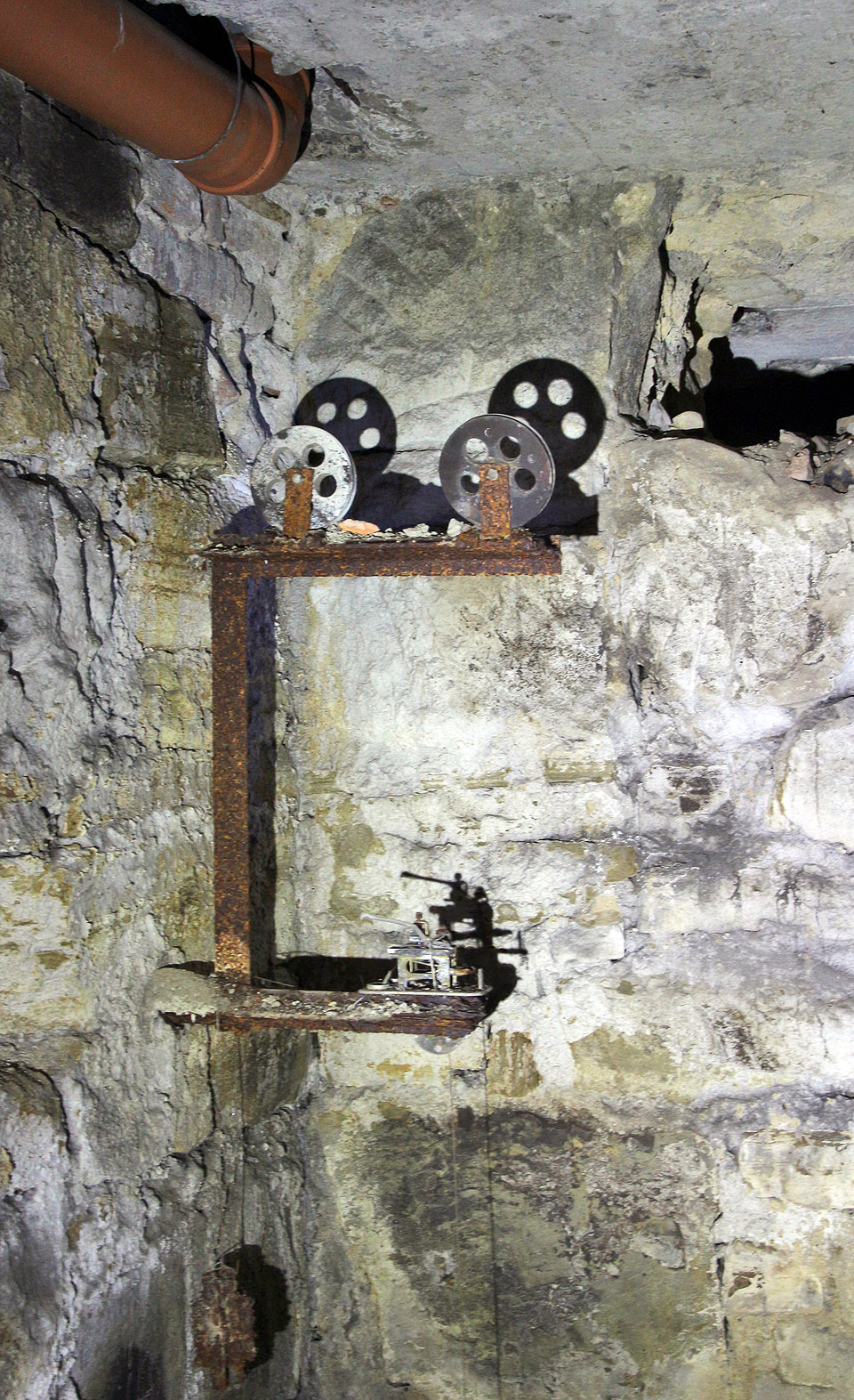 Tohle zařízení mělo asi na starost spouštění čerpadla na odpadní vodu, v závilosti na poloze plováku v jímce. Tohle zařízení mělo asi na starost spouštění čerpadla na odpadní vodu, v závilosti na poloze plováku v jímce.