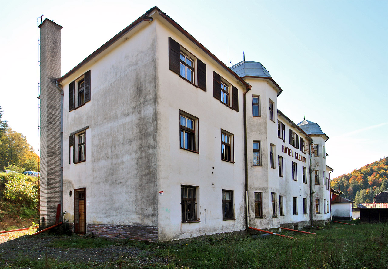 Při pohledu na hotel od severovýchodu zaujmou na první pohled dvě hranolové věže. Při pohledu na hotel od severovýchodu zaujmou na první pohled dvě hranolové věže.