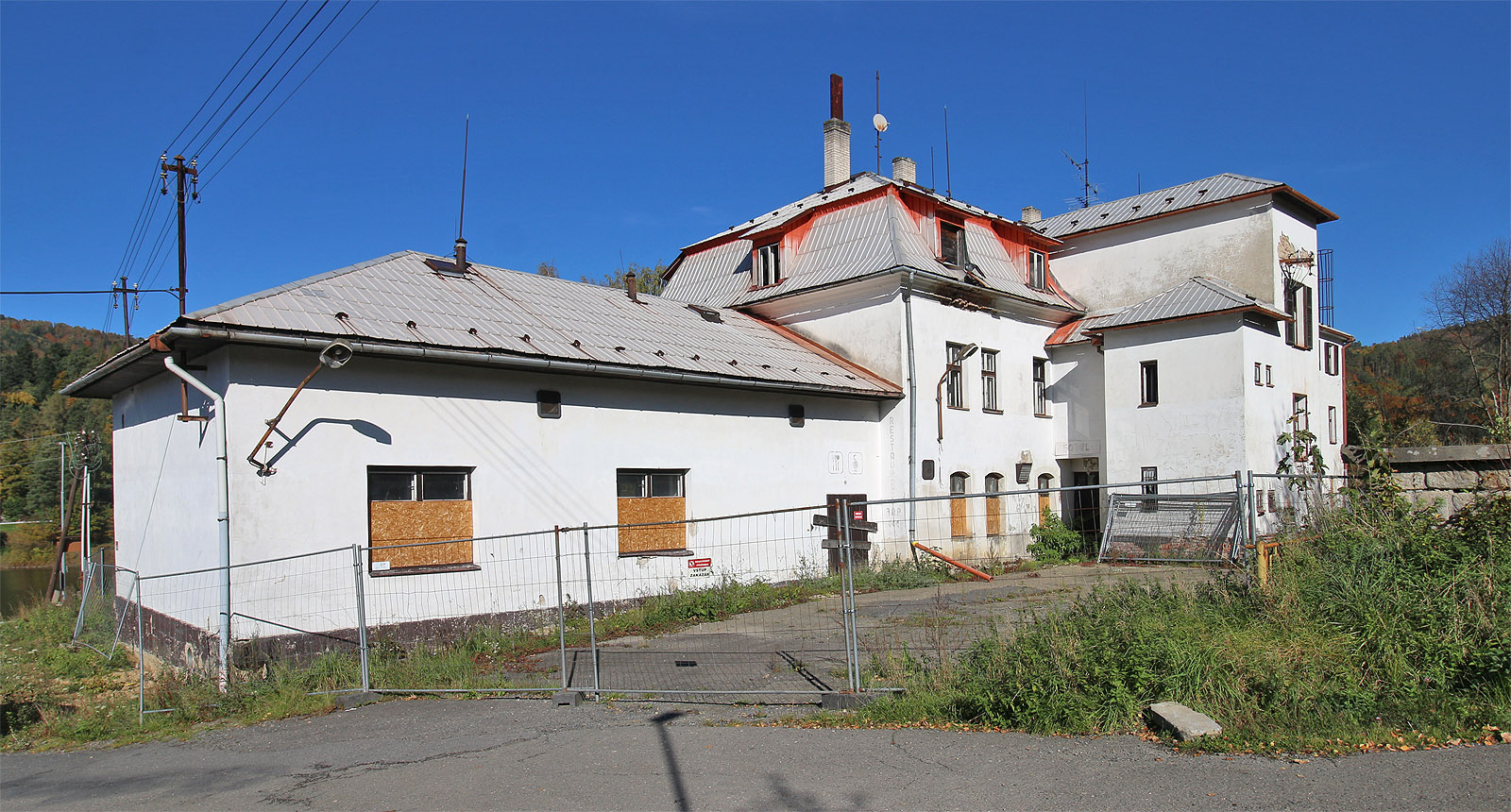 Pohled z obrácené strany od jihozápadu. Mansardová střecha hlavní budovy naznačuje barokní tvarosloví, hotel je však nejméně o 150 let mladší, než by se mohlo zdát. Pohled z obrácené strany od jihozápadu. Mansardová střecha hlavní budovy naznačuje barokní tvarosloví, hotel je však nejméně o 150 let mladší, než by se mohlo zdát.