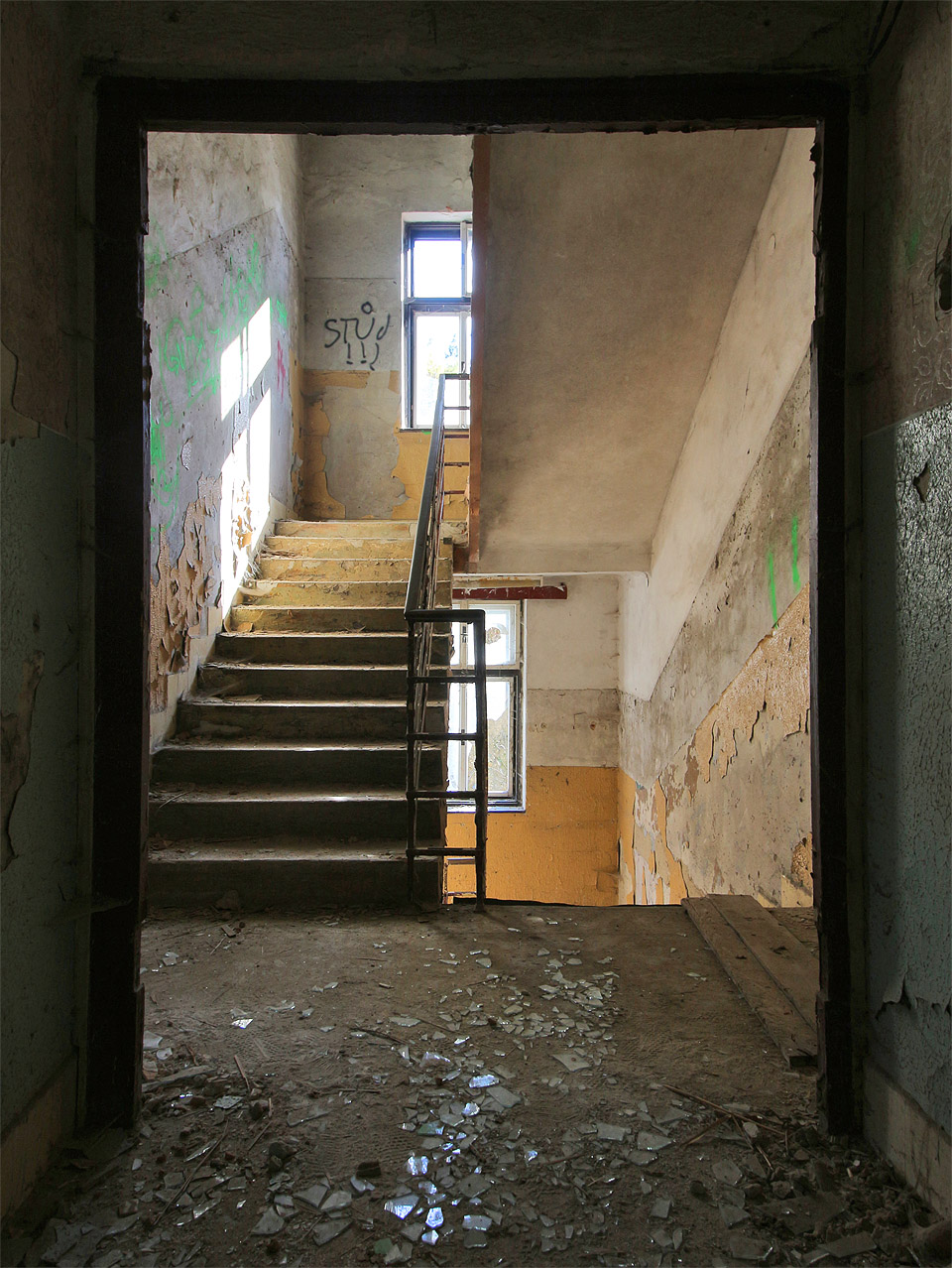 Schodiště na jižní straně budovy je zjevně mladší než zbytek stavby. Nahradilo tak zřejmě starší dřevěné schody v hlavní budově. Schodiště na jižní straně budovy je zjevně mladší než zbytek stavby. Nahradilo tak zřejmě starší dřevěné schody v hlavní budově.
