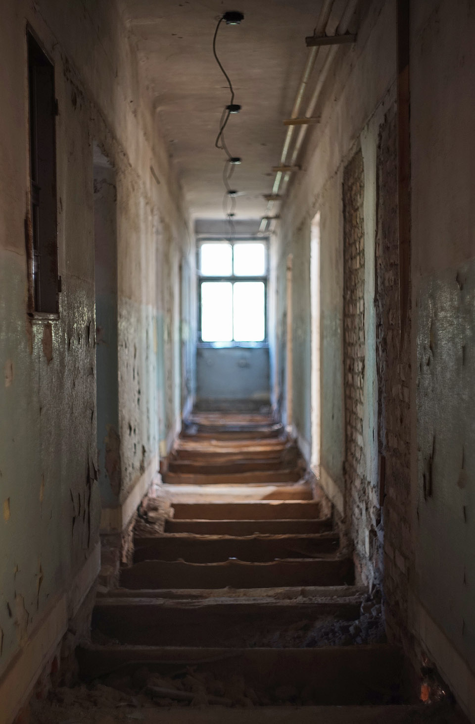 Charakteristickým prvkem stavby jsou mohutné trámy z beskydských stromů, procházející napříč přes celou šířku budovy. Vnitřní příčky tak stojí doslova na nich. Charakteristickým prvkem stavby jsou mohutné trámy z beskydských stromů, procházející napříč přes celou šířku budovy. Vnitřní příčky tak stojí doslova na nich.