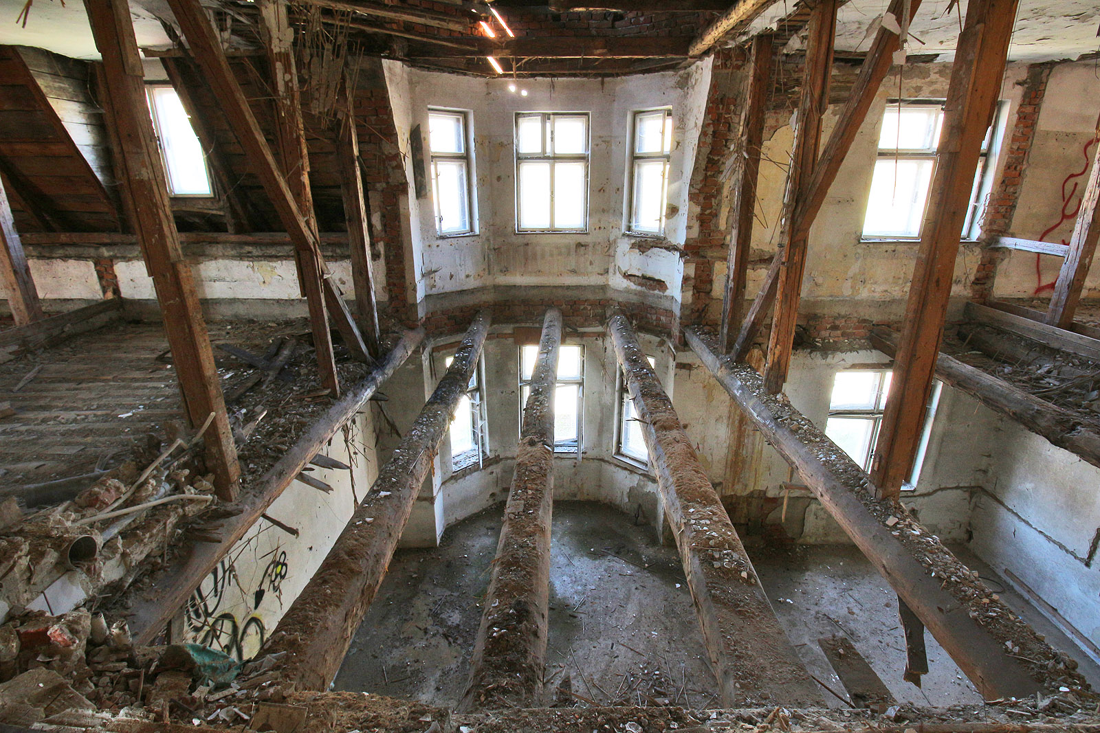 Pohled na útroby naznačené hranolovité věže přes výšku dvou podlaží. Pohled na útroby naznačené hranolovité věže přes výšku dvou podlaží.