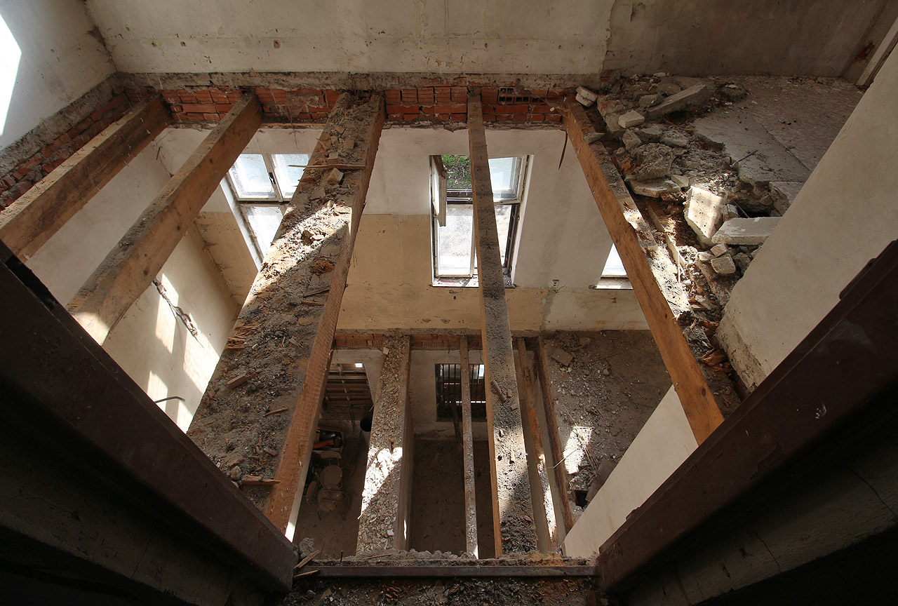 Ve východní přístavbě se lze podívat rovnou přes podlaží tři. Stropy i podlahy byly odstraněny zhruba v roce 2015, možná dokonce o několik let dříve. Ve východní přístavbě se lze podívat rovnou přes podlaží tři. Stropy i podlahy byly odstraněny zhruba v roce 2015, možná dokonce o několik let dříve.
