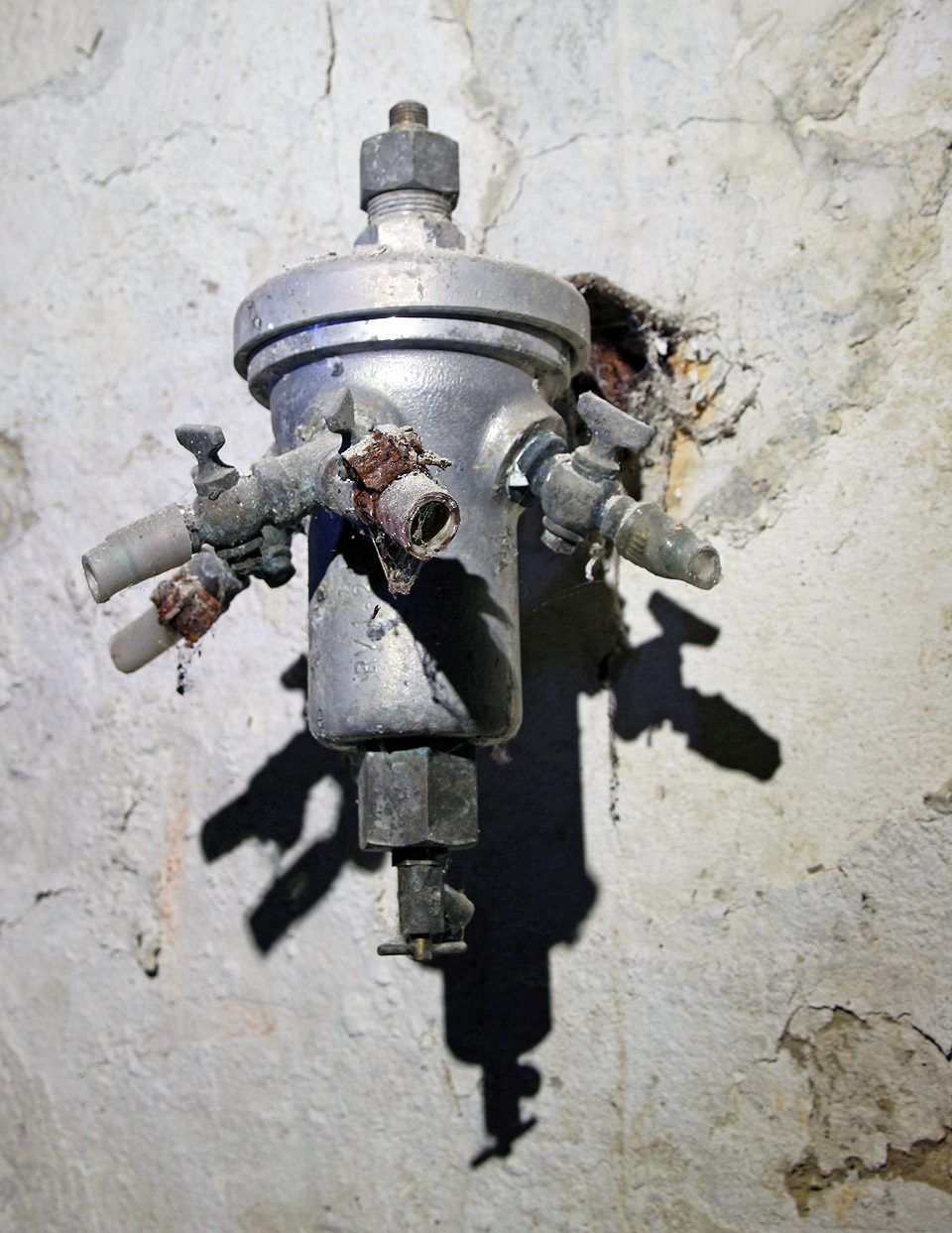 Zajímavou součástkou v někdejší kotelně je tato hliníková armatura. Domníváme se, že mohla sloužit jako sběrač kondenzátu z plynu, který tu byl rozváděn do několika hadic (snad hořáků v kotli?). Možná ale jde ještě o něco jiného. Zajímavou součástkou v někdejší kotelně je tato hliníková armatura. Domníváme se, že mohla sloužit jako sběrač kondenzátu z plynu, který tu byl rozváděn do několika hadic (snad hořáků v kotli?). Možná ale jde ještě o něco jiného.