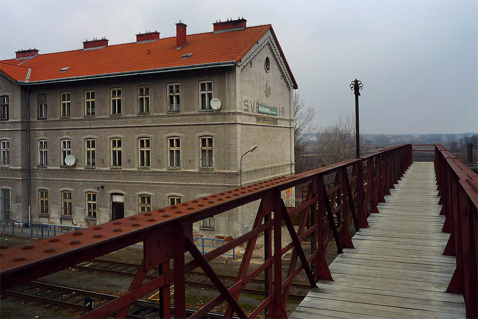 Nýtovaná lávka přes kolejiště stanice pravděpodobně pamatuje okamžik, kde se nedaleko dnešního města Hrušovany nad Jevišovkou protnuly dráhy mezi Vídní, Brnem, Břeclaví a Znojmem.