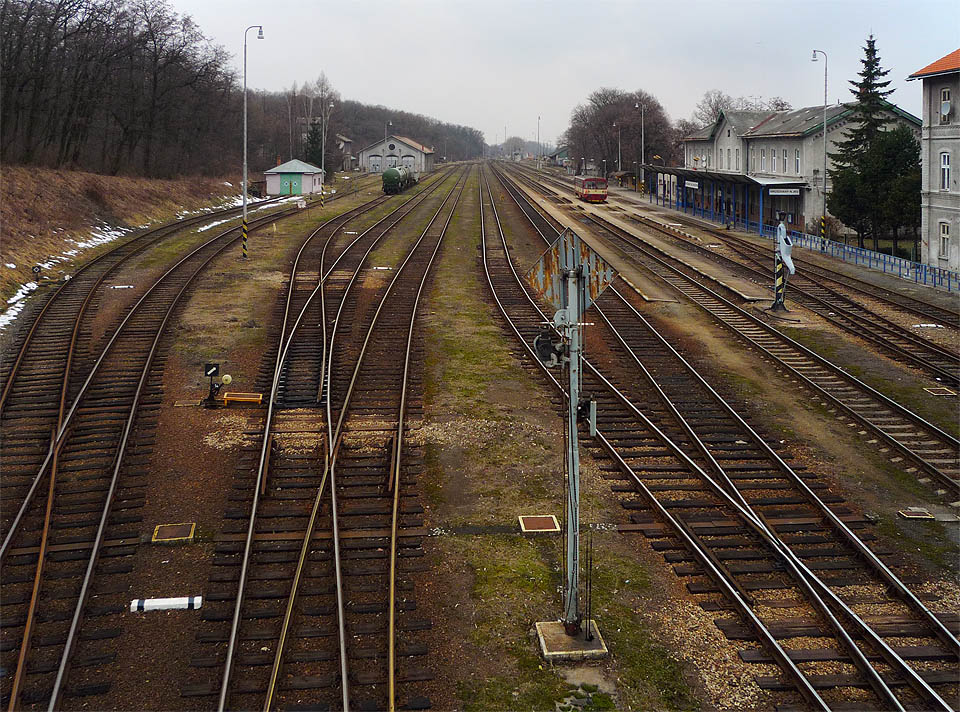 Celkový pohled na kolejiště stanice Hrušovany nad Jevišovkou z lávky nad východním zhlavím.