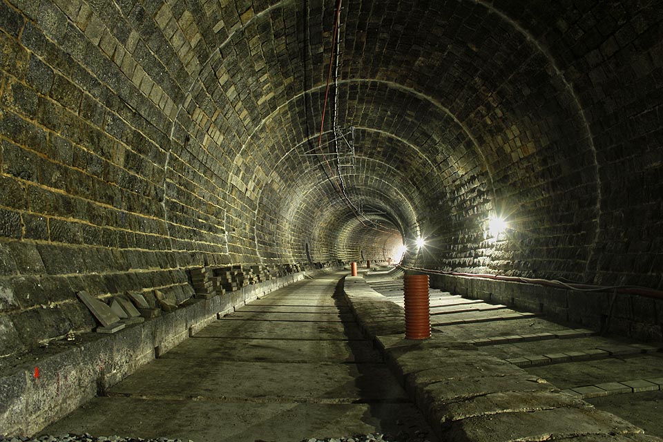 Odvodnění tunelu, který je v mírném sklonu směrem k severovýchodu, je zajištěno středovým žlabem pod vrstvou štěrku kolejového lože.