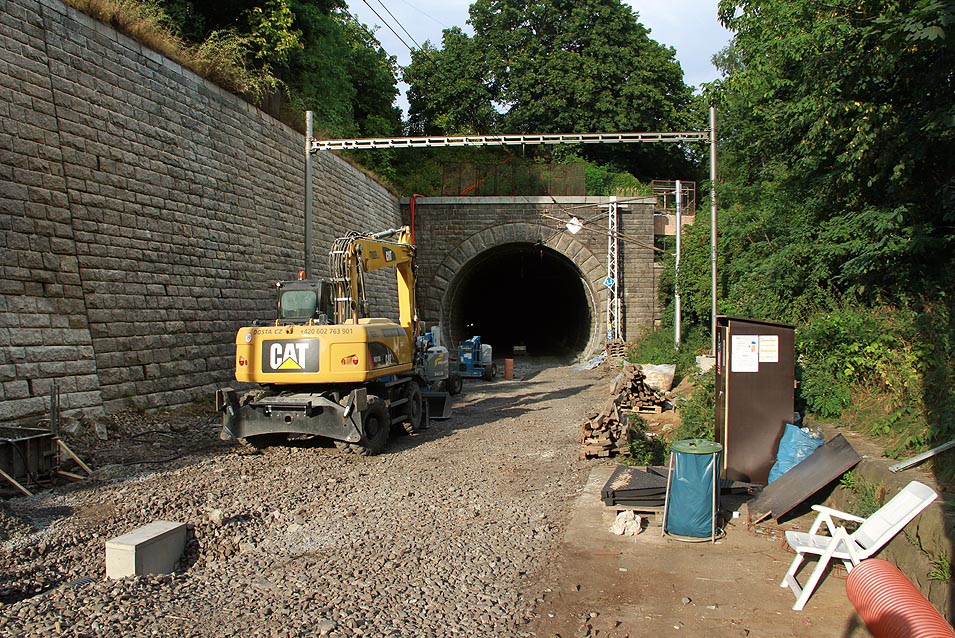 Západní portál tunelu v průběhu rekonstrukce v srpnu roku 2015.