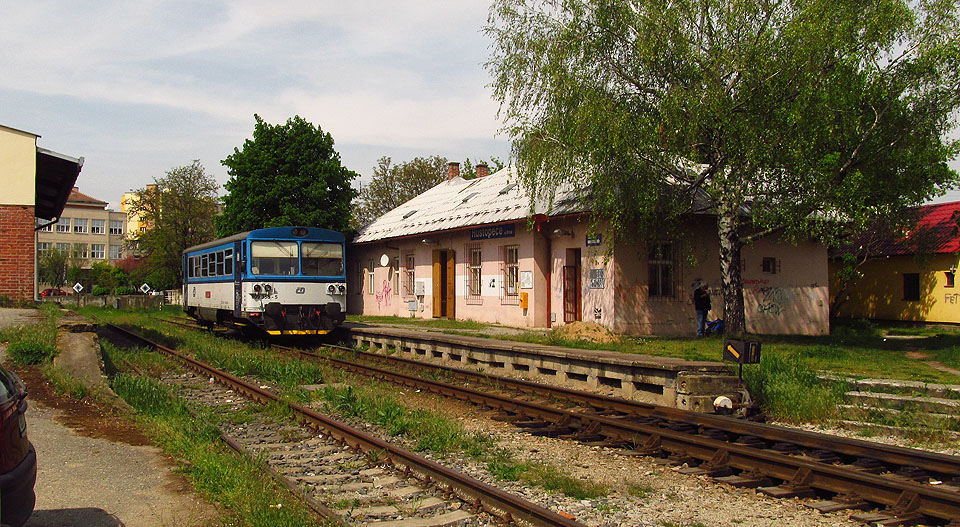 Výhybka č. 1 a za ní jediné nástupiště ve stanici Hustopeče u Brna.