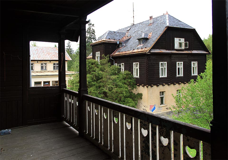 Pohled z romantického balkónu lékařského penzionu na správní budovu.