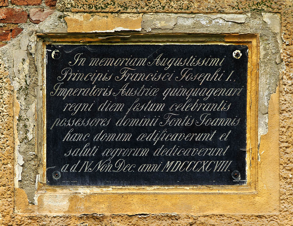 Pamětní deska na stěně penzionu Silesie, vyvěšená při příležitosti 50. výročí panování Františka Josefa I.