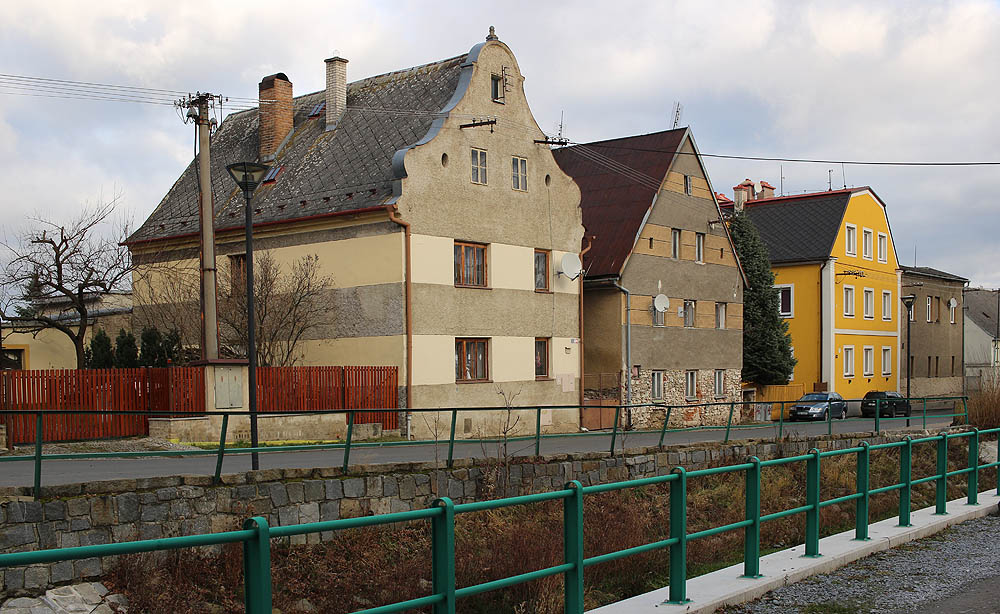 Také po obou březích Javornického potoka se táhnou zajímavé historické stavby s rozmanitými osudy.