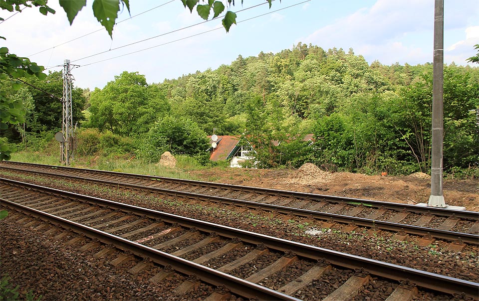 Zastávka v Jehnicích už dávno neslouží cestujícím, o několik metrů výš a dále na západ však uhání vlaky po úplně jiné trati.