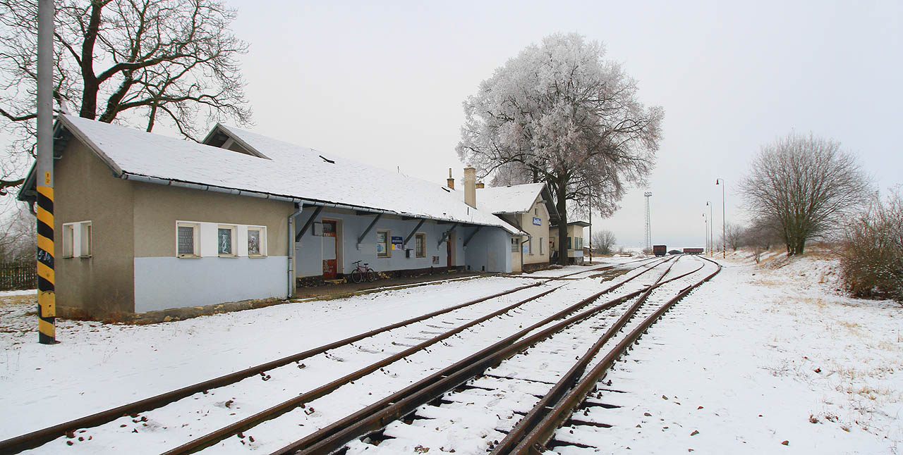 Pohled na železniční stanici Jevíčko od jihovýchodu, z velkoopatovického zhlaví.