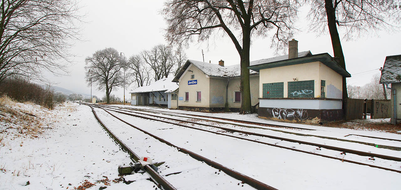 Pohled na staniční budovu v Jevíčku od severu. „Jen prádzný nádraží na tebe dejchá samotou…“.
