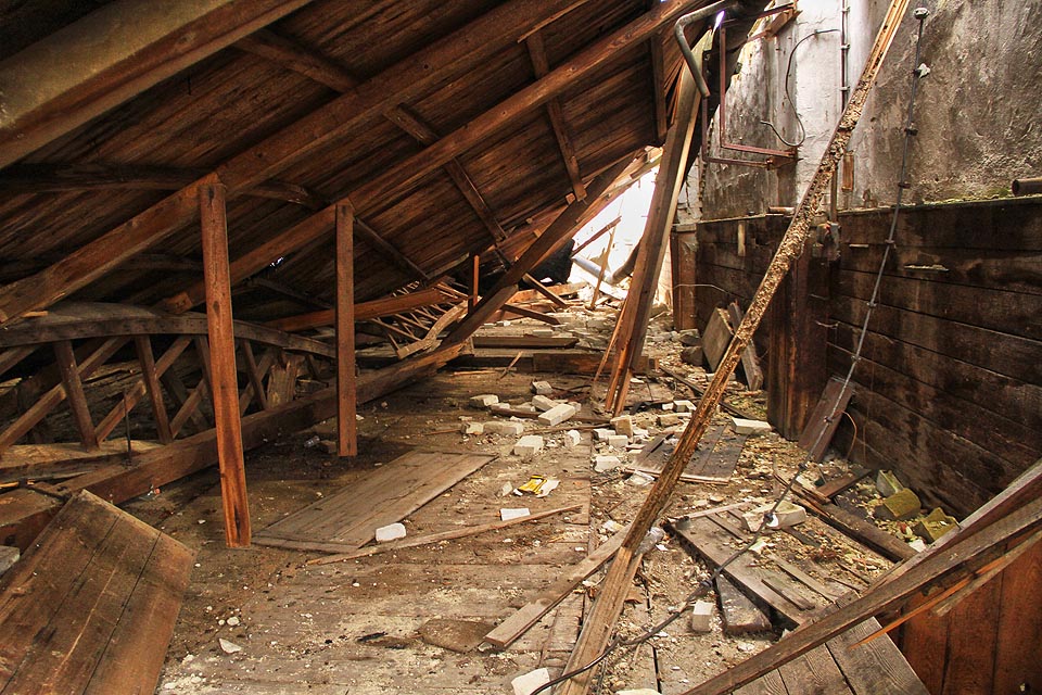 Někdy okolo roku 2005 se prolomily dřevěné nosníky střechy haly a její část se zhroutila do budovy. Od té doby se tady zastavil čas.