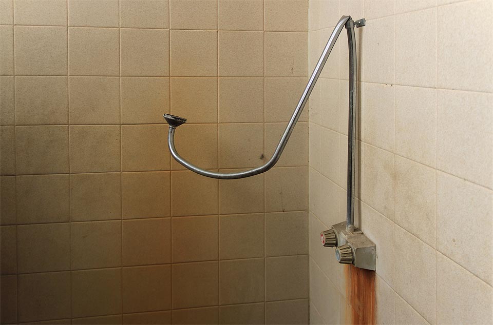 Sprcha byla v průběhu let patrně adaptována pro specifické činnosti.