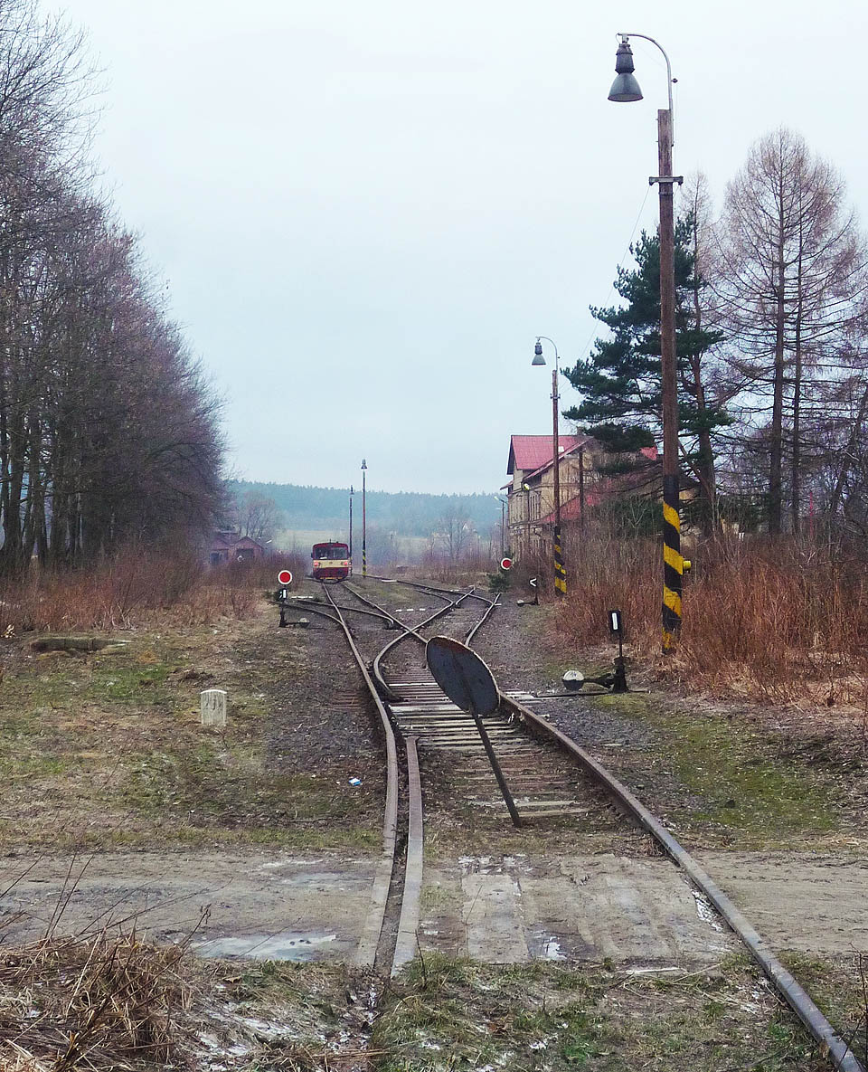 Severní zhlaví železniční stanice je už pěknou řádku let neprůjezdné. Koncentrace červených terčů na počet kolejí je zde možná největší v celém Česku.