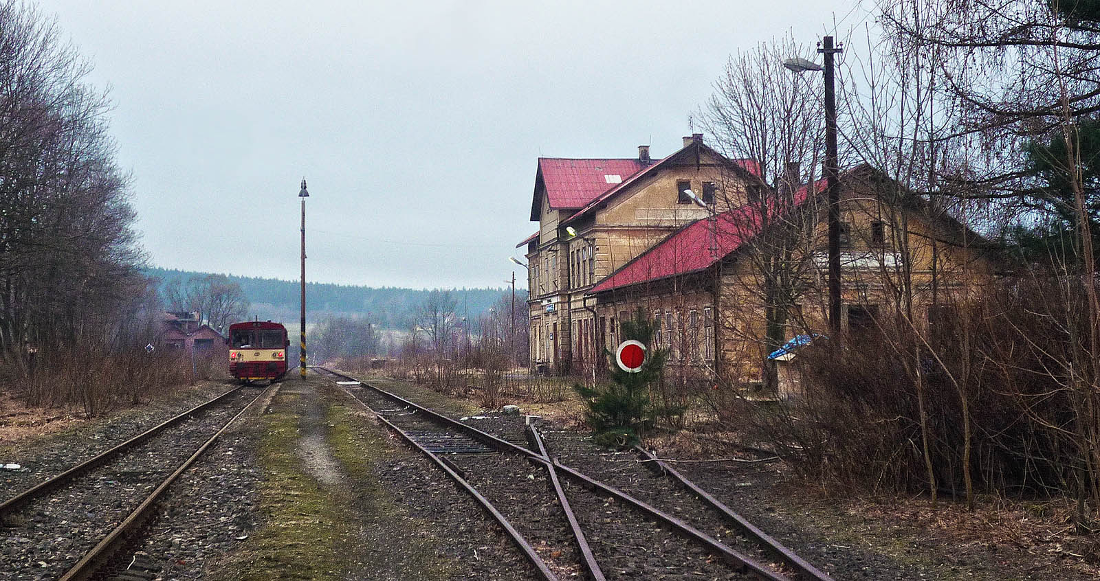 Železniční stanice Jindřichovice pod Smrkem v kalném únorovém ránu roku 2011.