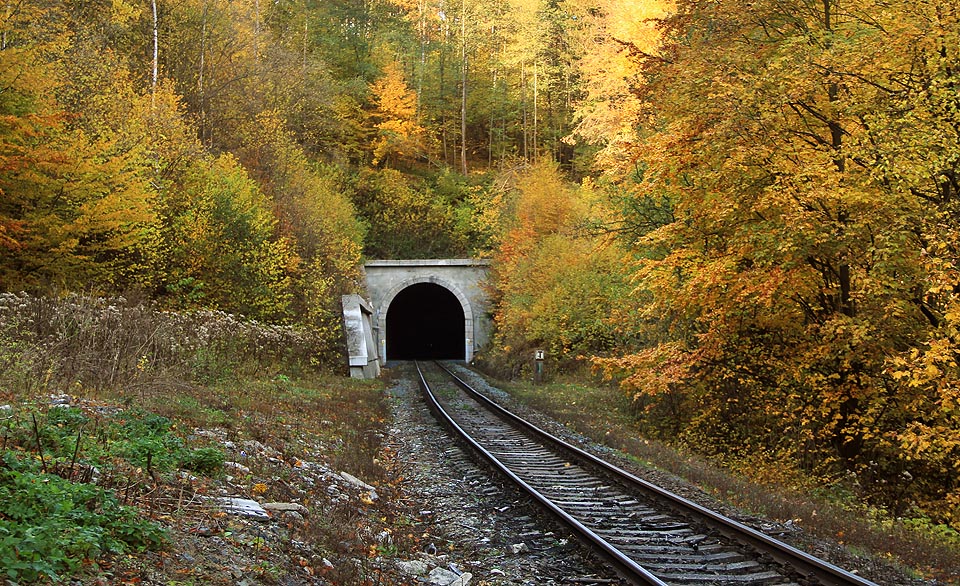 Stejně jako ostatní tunely na trati byl ještě v roce 2015 Jívovský tunel opatřen stanicí traťového telefonu.