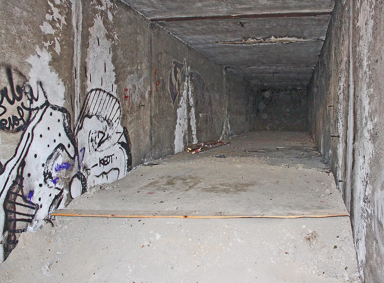 Přístřešek nad schodištěm na východní straně (v kolejišti stanice) byl zdemolován a suť byla postupně vrstvena a pěchována mezi stěny podchodu, které zůstaly v podzemí. Přístřešek nad schodištěm na východní straně (v kolejišti stanice) byl zdemolován a suť byla postupně vrstvena a pěchována mezi stěny podchodu, které zůstaly v podzemí.