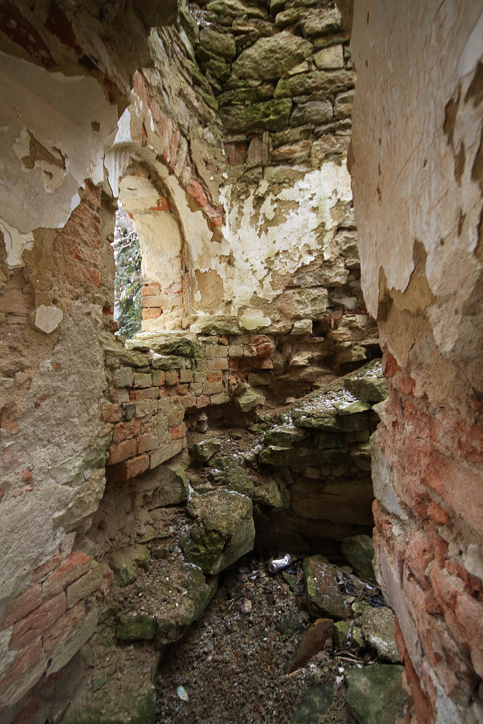 Původní schody na kůr v prostoru mezi starší věží a vnější zdí lodi vež obepínající.