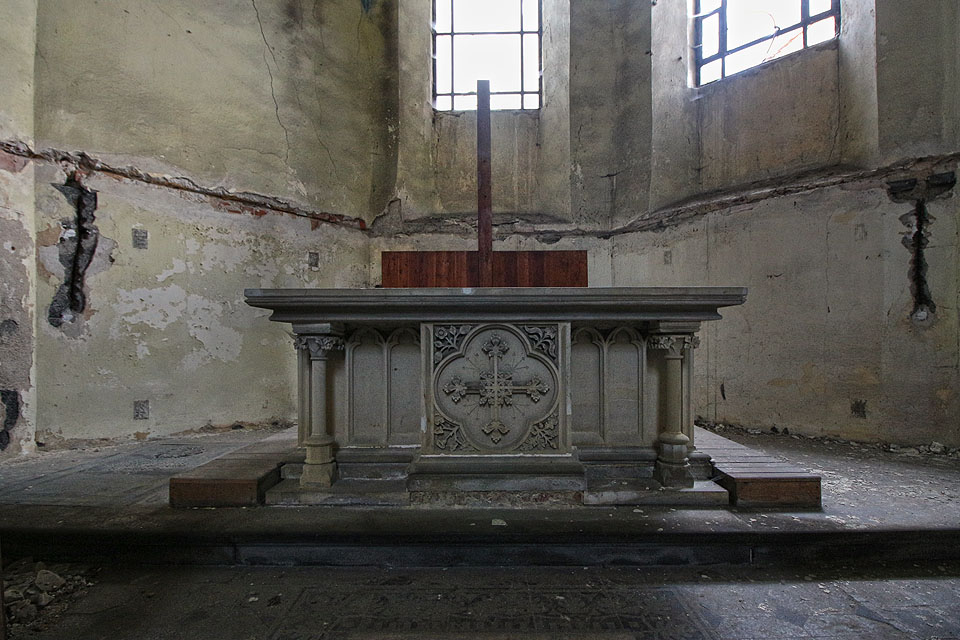 Novogotický oltář zřejmě není původním prvkem, ale vznikl v rámci pozdější přestavby. Pokud byl trám za ním kdysi křížem, dnes už mu cosi podstatného chybí.